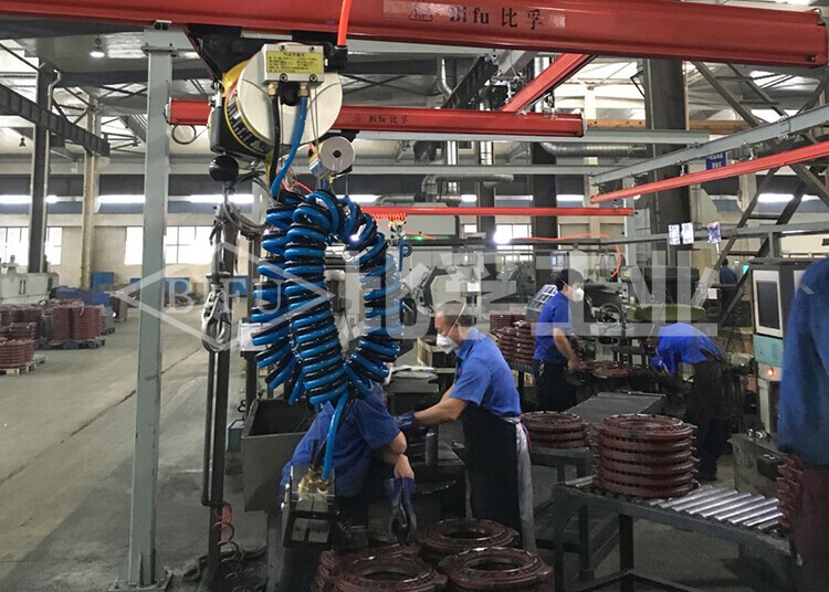 離合器上下料氣動平衡吊案例