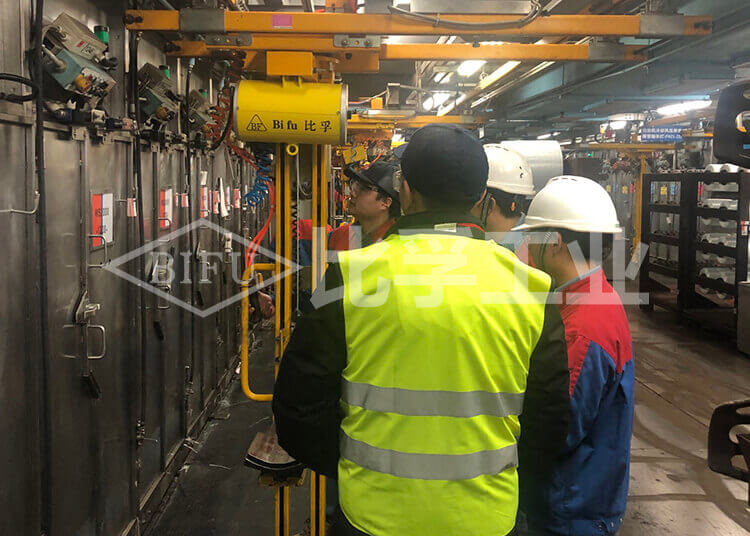 化學纖維原料氣動平衡吊案例